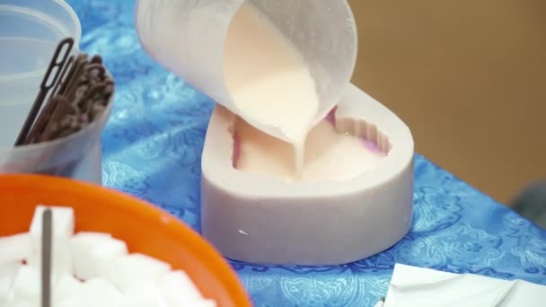 Soap 기반 템플릿 근접 촬영을 붓는 손 — 비디오