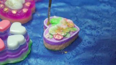 Kalp şeklinde el yapımı Sabun parıldıyor ile kaplıdır