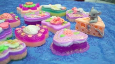 Masanın üzerinde farklı şeklinin birçok farklı el yapımı Sabun