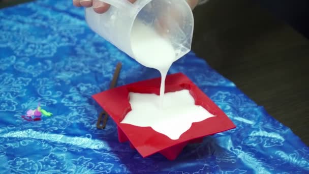 Kezek öntés fehér szappan alapja, hogy a sablon — Stock videók