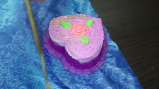 Closeup růžové srdce tvar mýdlo na stůl — Stock video