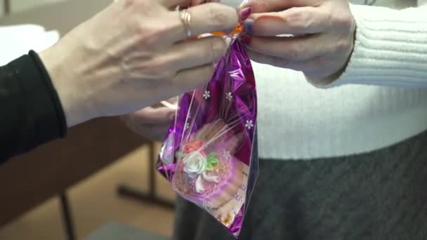Alte Frauen legen die handgemachte Seife in die Tüte Nahaufnahme — Stockvideo