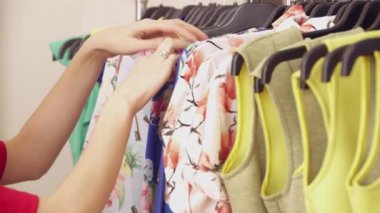 Portre üzerinde denemek için giysiler alarak genç kadın