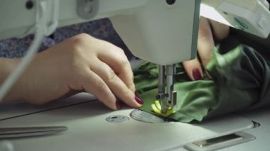 Kadının closeup Dikiş dikiş makinesi ile eller