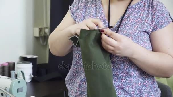 재봉틀으로 바느질을 위해 준비 하는 여자 — 비디오