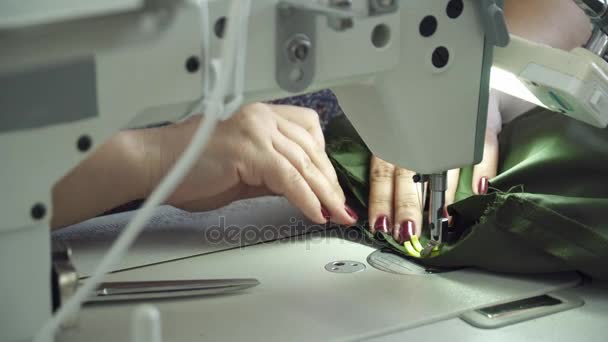 Primo piano di donna che cuce con la macchina da cucire moderna — Video Stock