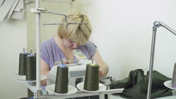 Giyim fabrika üzerinde çalışan kadın — Stok video