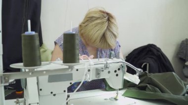 Kadın elbise giyim fabrika dikiş makinesi ile oluşturma