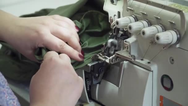 Mujer trabajando en el primer plano de la fábrica de ropa — Vídeo de stock