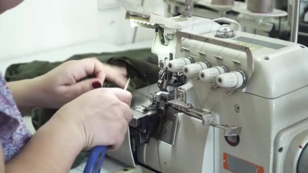 Mujeres manos trabajando en la fábrica de ropa — Vídeo de stock