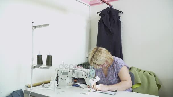 Mujer cosiendo trabajando en la fábrica de ropa — Vídeos de Stock