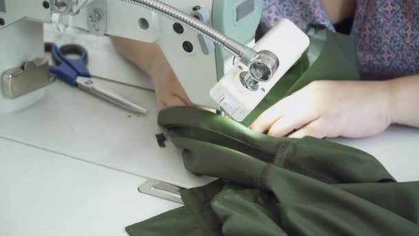 Mujer creando ropa en el primer plano de la fábrica de ropa — Vídeos de Stock