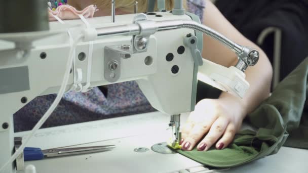 Mujer creando ropa diferente en el primer plano de la fábrica de ropa — Vídeos de Stock