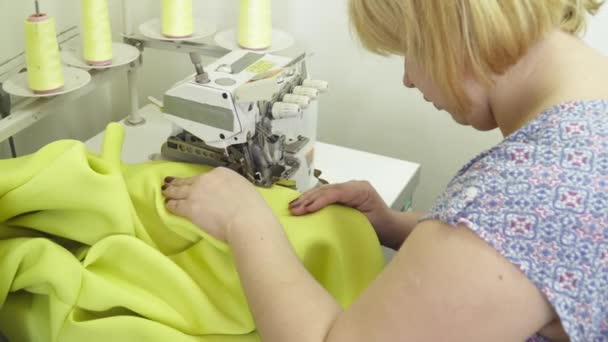 Mulher trabalhando com a junta com máquina de costura — Vídeo de Stock