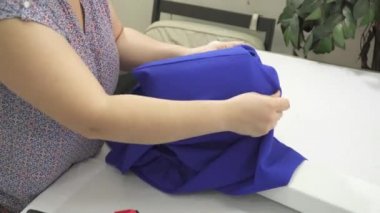 Mavi elbise closeup Ütü kadının elleri