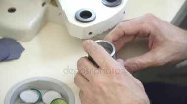 Giyim fabrika düğmelerinde yapma eller mans