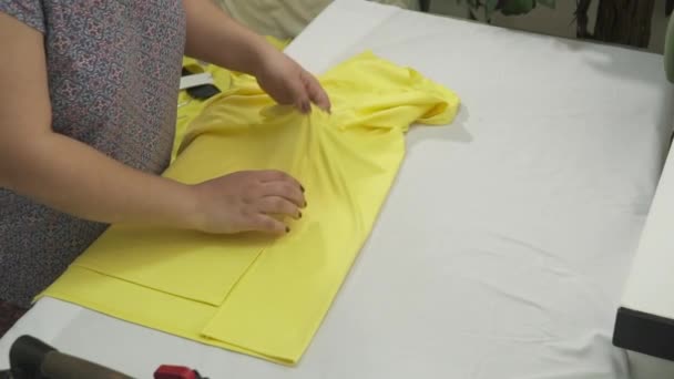 Mujer planchando el vestido de primer plano cámara lenta — Vídeos de Stock