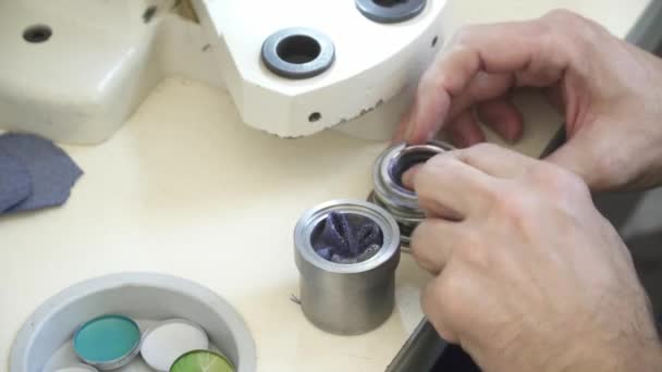 Mans handen maken van knoppen op de kleding fabriek closeup — Stockvideo