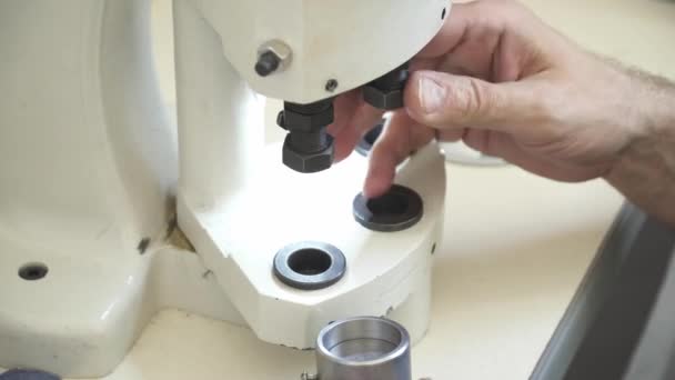 Handen maken van de knoppen op de kleding-fabriek — Stockvideo