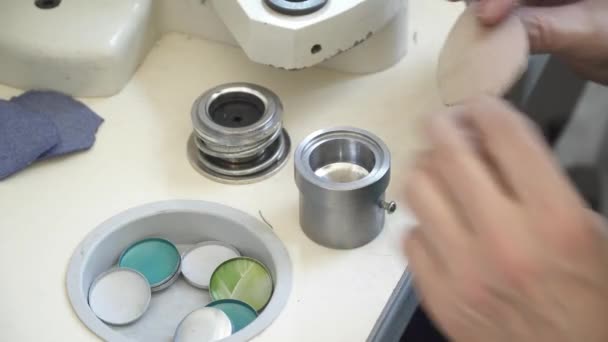Manos de hombre haciendo botones en la fábrica — Vídeo de stock
