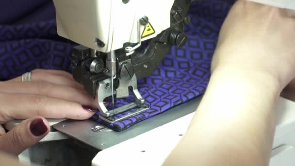 Closeup de fazer inteiros no tecido para botões câmera lenta — Vídeo de Stock