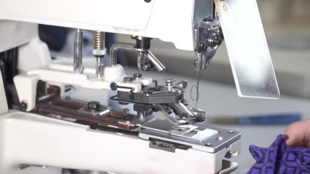 Крупный план пришивания пуговиц к ткани на швейной машинке замедленным движением — стоковое видео