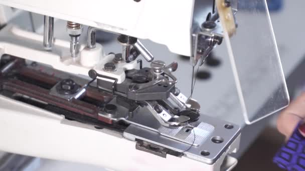 Schwenken der Knöpfe zum Stoff an der Nähmaschine in Zeitlupe — Stockvideo