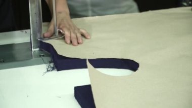 Kumaş kesme. Kesme kumaşlar için büyük bir makine. Dikiş üretim hattı. Tekstil Fabrikası.