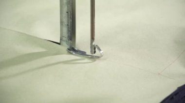 Kumaş kesme. Kesme kumaşlar için büyük bir makine. Dikiş üretim hattı. extile fabrika.