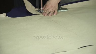 Kesim kumaş makine portre. Kesme kumaşlar için büyük bir makine. Dikiş üretim hattı. extile fabrika.