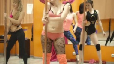 Grup genç kadını koridorda kutup eğitim