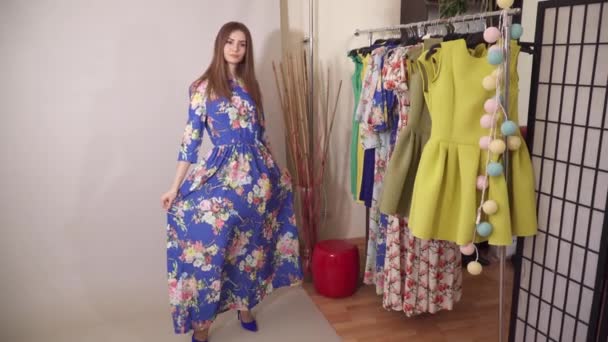 Modelo con encanto bajo la cámara parpadea presentando vestido azul de color — Vídeo de stock