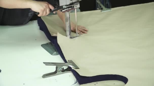 Tekstil Fabrikası. Kesme kumaşlar için büyük bir makine. Dikiş üretim hattı. Kumaş kesme. — Stok video