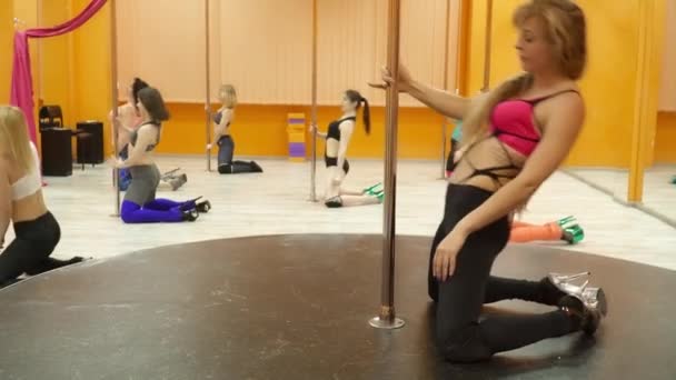 Тренування танцювальної групи полюсів у клубі — стокове відео