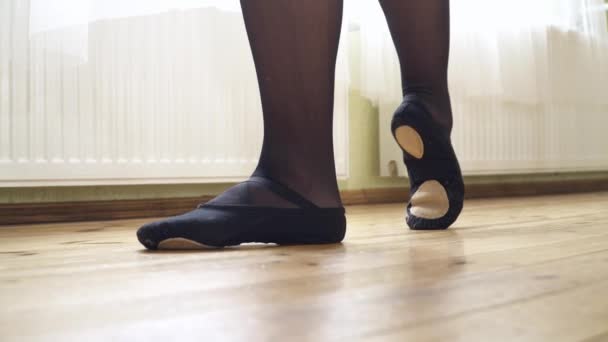 Närbild av fötterna värmer upp innan du dansar — Stockvideo