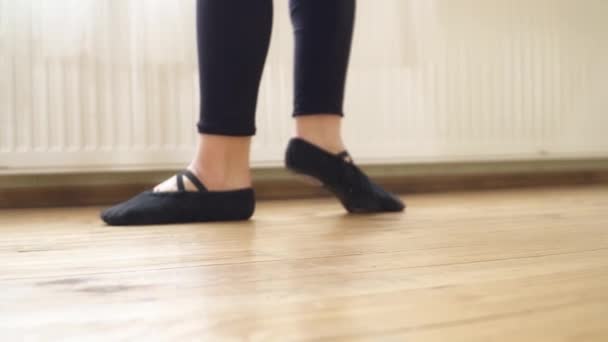 Girls feet warming up before dancing lesson — Stock Video