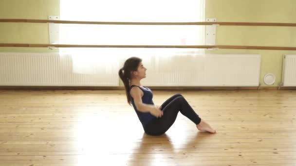 Menina adolescente fazendo os truques de dança câmera lenta — Vídeo de Stock