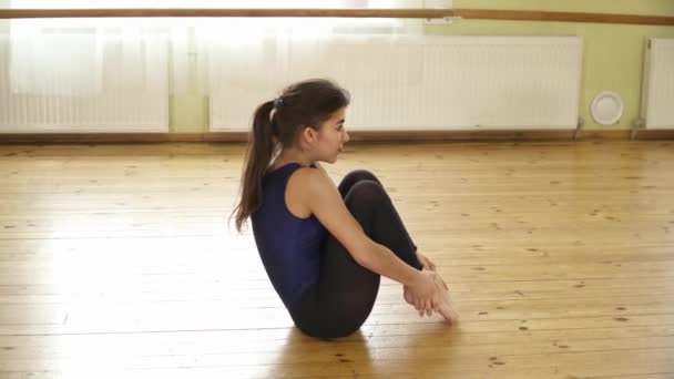 Menina adolescente fazendo os truques de rolamento — Vídeo de Stock
