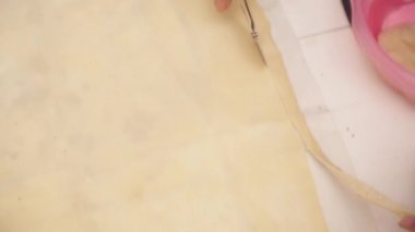 Kadının el hamur parçaları kesme