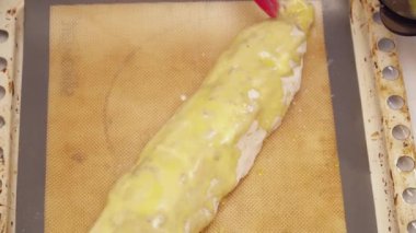 Kadının kapsayan ham strudel karıştırılmış yumurta closeup ile eller
