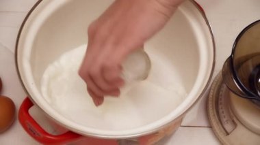 Tencereye süt ekleyerek kadın