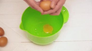 Kadının elleri yumurta tencereye ekleme