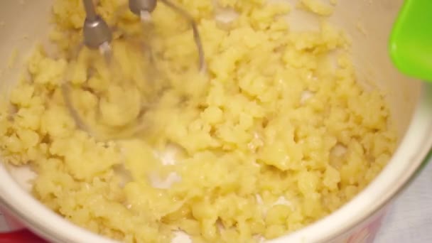 Крупный план женщины, перемешивающей тесто и добавляющей к нему перемешанные яйца замедленной съемки — стоковое видео