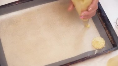 Hamur işi çanta yardımıyla yapım küçük eklerleri WOMANS eller