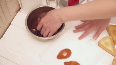 Kadının tart için hazırlanıyor armut eller