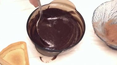 Kadının elleri şurubu ve sıcak chokolate cam kase karıştırma