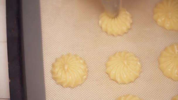 Femmes mains faire de petites éclairs à l'aide de sac à pâtisserie gros plan — Video