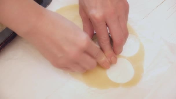Kobieta cięcia ciasta na zbliżenie eclairs — Wideo stockowe