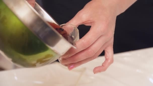 Mujeres manos vertiendo jarabe de pera al vaso — Vídeos de Stock
