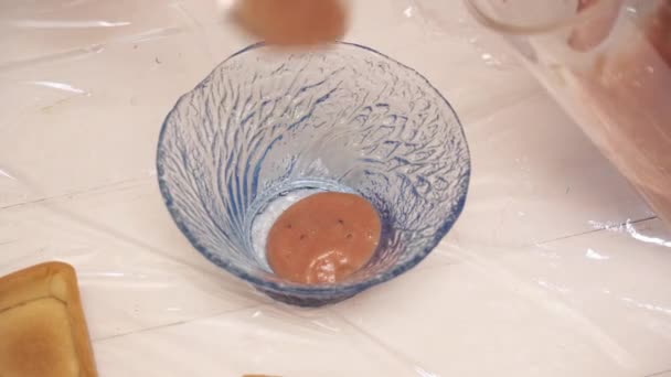 女人手将混合的糖浆添加到玻璃碗 — 图库视频影像